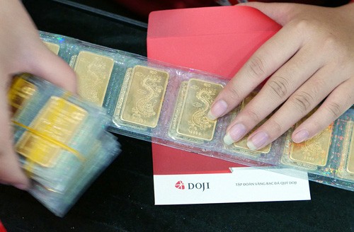 Giá vàng miếng diễn biến trái chiều Giá vàng miếng trong nước hiện cao hơn thế giới 2,3 triệu đồng mỗi lượng.