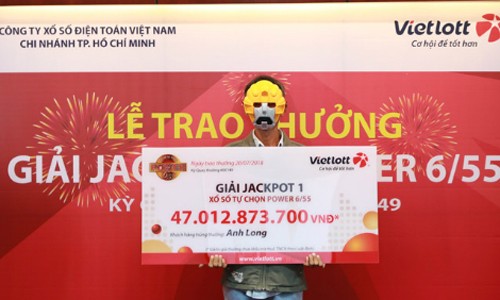 Anh xe ôm trong gia đình 21 người con trúng độc đắc 47 tỷ đồng Anh Long nhận giải thưởng.