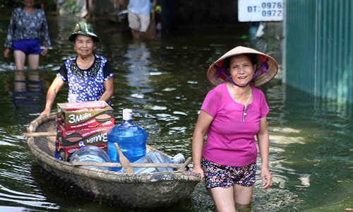 Sống ở Hà Nội phải biết… chèo thuyền Sống ở Hà Nội phải biết… chèo thuyền