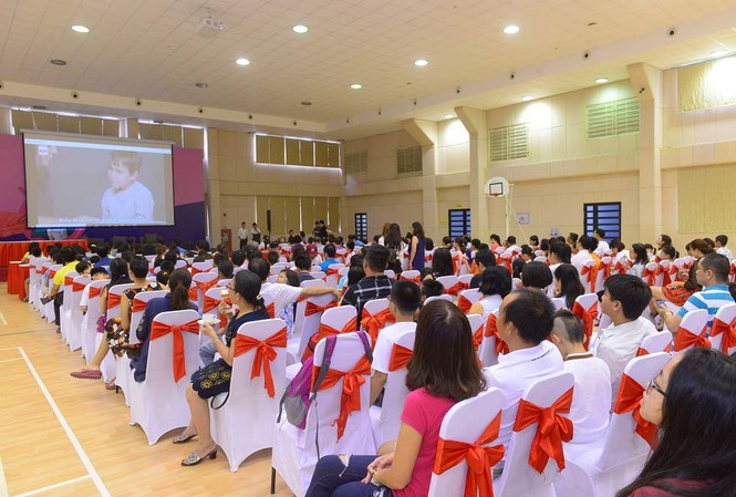 Bố mẹ cùng con đi học phòng chống xâm hại trẻ em Hàng trăm cư dân các khu đô thị Vinhomes ở TP.HCM đến tham dự khóa đào tạo Cư dân nhí thông thái hôm 15/7 - Ảnh: Vinhomes cung cấp