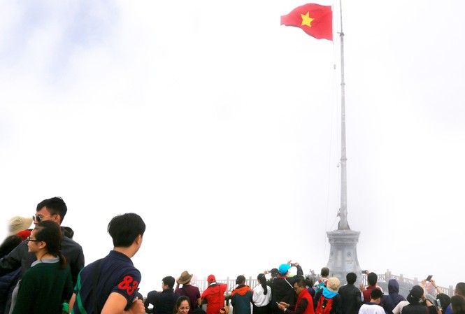 Lễ thượng cờ trên đỉnh thiêng Fansipan sẽ được tổ chức hàng tuần Lễ thượng cờ trên đỉnh thiêng Fansipan sẽ được tổ chức hàng tuần