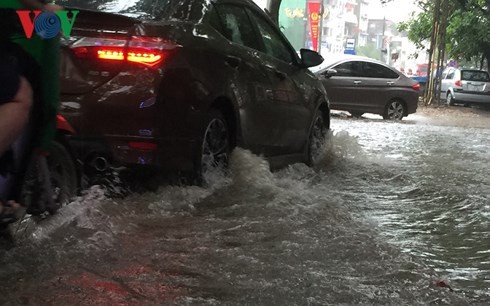 10 năm qua, Hà Nội đã lấp một nửa ao hồ, gây úng ngập nghiêm trọng Hà Nội khó khăn giải quyết úng ngập.