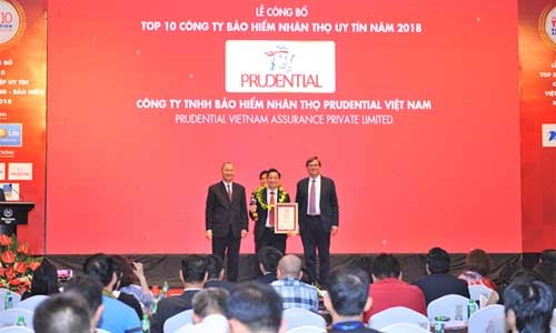 Prudential được đánh giá là cty bảo hiểm nhân thọ nước ngoài uy tín Ðại diện Công ty Bảo hiểm Prudential trong Lễ công bố Top 10 Công ty Bảo Hiểm nhân thọ uy tín nãm 2018