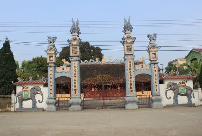 Dỡ đình cổ 300 tuổi, xây đình bê tông mới tinh Đình Lương Xá xưa với kiến trúc gỗ, mái ngói mũi hài mang đặc trưng kiến trúc đình làng Bắc bộ được xây dựng từ thời Lê (ảnh Nguyễn Hoài Nam)