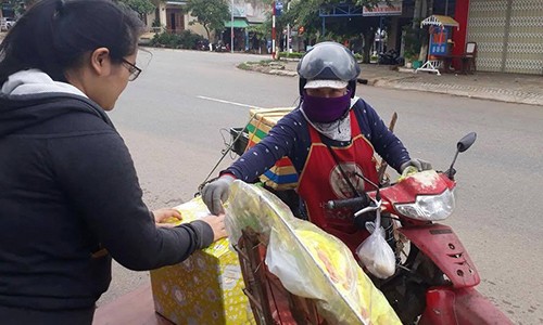 Thầy giáo quyên tiền từ thiện giúp nạn nhân vụ tai nạn xe rước dâu Nhiều người dừng bên đường, quyên tiền hỗ trợ thân nhân vụ tai nạn xe rước dâu. Ảnh: NVCC