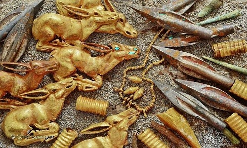 Ngôi mộ 2.800 năm chứa đầy vàng ở Kazakhstan Đồ chế tác trong khu mộ được làm từ vàng với kỹ thuật tinh xảo. Ảnh: Metro.