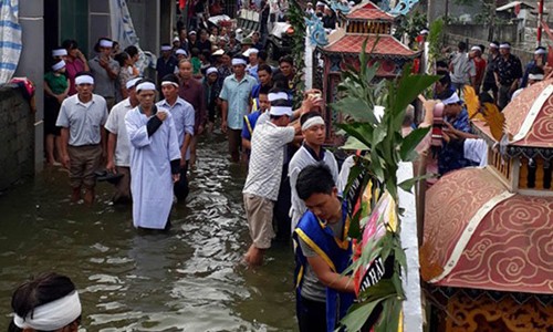 Đẩy xe tang giữa mênh mang lũ đưa người thân về cõi vĩnh hằng Đám tang cụ Hoàng Công Đào