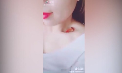 Rộ trào lưu thả cá vào xương quai xanh để đọ dáng chuẩn Rộ trào lưu thả cá vào xương quai xanh để đọ dáng chuẩn