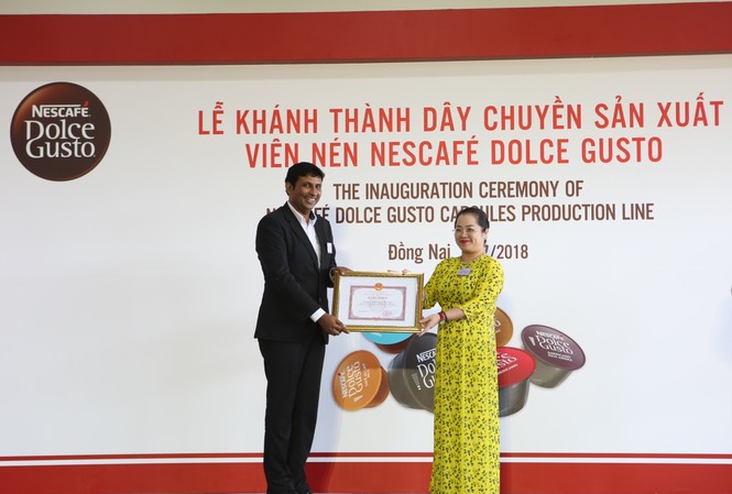 Nestlé Việt Nam nhận bằng khen vì thành tích xuất sắc trong kinh doanh Bà Vy Vũ Hồng Thảo, Trưởng ban Ban Thi đua - Khen thưởng tỉnh Đồng Nai, tặng bằng khen cho ông Ganesan Ampalavanar,Tổng giám đốc Nestle VN