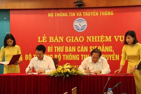 Bàn giao nhiệm vụ Bí thư Ban cán sự Đảng, Bộ trưởng Bộ TT&TT Đồng chí Trương Minh Tuấn và đồng chí Nguyễn Mạnh Hùng ký Biên bản bàn giao nhiệm vụ Bí thư Ban cán sự Đảng và Biên bản bàn giao nhiệm vụ, quyền hạn của Bộ trưởng TT&TT và chức năng, tổ chức bộ máy Bộ TT&TT (giai đoạn từ tháng 4/2016 đến tháng 7/2018)