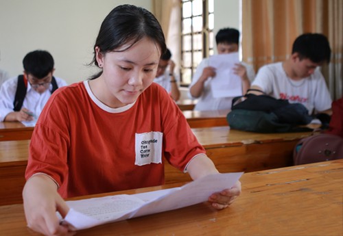 Bảy vấn đề gây tranh cãi về kỳ thi THPT quốc gia Thí sinh Nghệ An làm thủ tục dự thi THPT quốc gia chiều 24/7. Ảnh: Nguyễn Hải.