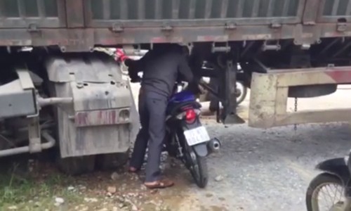 Xe máy lũ lượt chui qua gầm xe tải chắn ngang đường Xe máy lũ lượt chui qua gầm xe tải chắn ngang đường