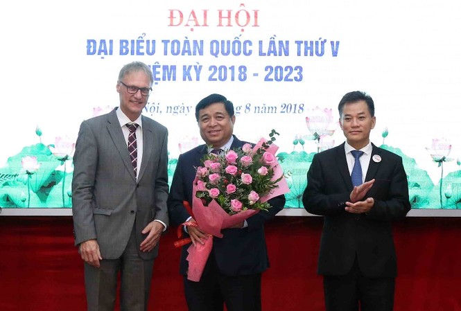 Bộ trưởng Nguyễn Chí Dũng nhận trọng trách mới Phó Chủ tịch phụ trách Liên hiệp các tổ chức hữu nghị Việt Nam Đôn Tuấn Phong và Đại biện Lâm thời Đại sứ quán Đức tại Việt Nam Wolfgang Maning chúc mừng Bộ trưởng Nguyễn Chí Dũng. Ảnh Mpi.gov.vn