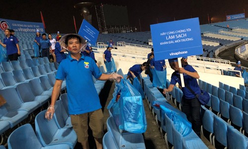 Hành động đẹp của CĐV Việt Nam tại giải bóng đá Cup VinaPhone 2018 Với mong muốn làm sạch khán đài, giữ gìn vệ sinh và bảo vệ môi trường, thành niên VNPT, nhà tài trợ chính giải đấu đã bắt tay vào dọn dẹp vệ sinh và kêu gọi các cổ động viên cùng thực hiện