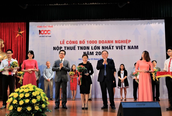 Nestlé Việt Nam liên tục lọt top các doanh nghiệp nộp thuế nhiều nhất Ông Bùi Văn Nam, Tổng cục trưởng Tổng cục Thuế và Ông Vũ Tiến Lộc, Chủ tịch VCCI trao hoa và kỷ niệm chương cho đại diện công ty TNHH Nestlé Việt Nam tại Lễ Công bố.