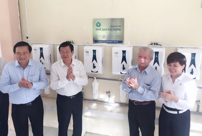 27 trường học tại Long An được trang bị hàng trăm máy lọc nước Nguyên Chủ tịch nước Trương Tấn Sang cùng đại diện Lãnh đạo địa phương Hội Bảo trợ Bệnh nhân nghèo TP.HCM và Tập đoàn Novaland vui mừng trao tặng máy lọc nước đến 27 trường