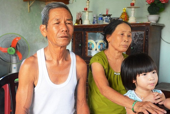 Bố chồng rơi nước mắt làm chủ hôn cho con dâu Vợ chồng ông Nguyễn Văn Nghĩa.