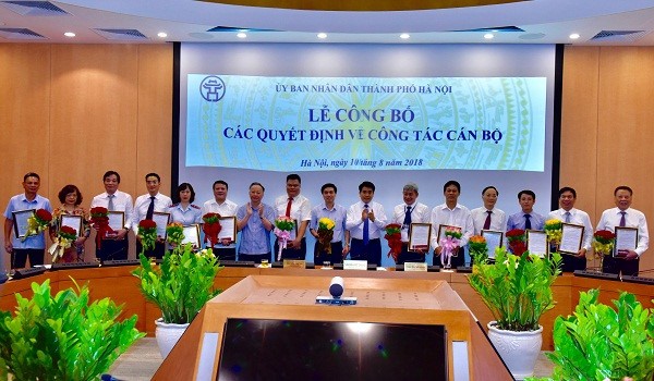 Chủ tịch UBND Hà Nội bổ nhiệm lại nhiều lãnh đạo sở Chủ tịch TP. Hà Nội Nguyễn Đức Chung trao quyết định cho các nhân sự vừa được bổ nhiệm. Ảnh: KTĐT