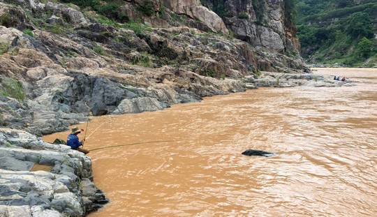 Nghẹt thở vào cuộc đi săn bảo vật 'quái ngư' dưới dòng Sê San Thợ câu cá lăng luôn chọn ở những nơi nước chảy xiết để câu cá.