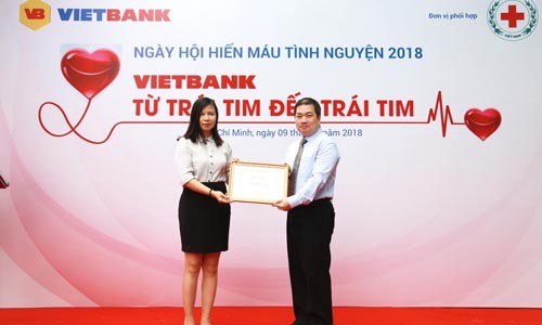 Hàng trăm nhân viên Vietbank hiến máu cứu người Bà Trần Thị Thắm - Phó Giám đốc Trung tâm hiến máu nhân đạo TP. HCM trao thư cảm ơn cho Ngân hàng Vietbank