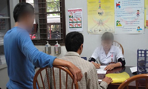 Chạy tội nhờ 'kim bài' chứng nhận tâm thần Bệnh nhân tâm thần được làm hồ sơ bệnh án trước khi điều trị nội trú Ảnh Ngọc Dung