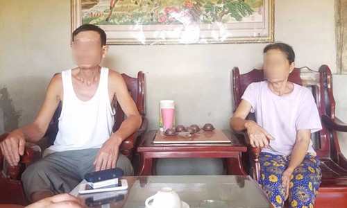 Vụ nhiều người cùng xã nhiễm HIV: Gia đình bác sĩ vừa buồn, vừa sợ Vợ chồng ông G - bố mẹ của bác sĩ Th hoang mang, lo lắng trước thông tin nhiều người cùng xã nhiễm HIV là do khám chữa bệnh tại nhà bác sĩ Th.