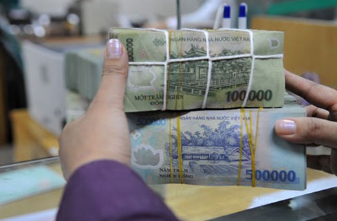 Lãi suất tiết kiệm bất ngờ tăng Khách hàng giao dịch tại một ngân hàng thương mại. Ảnh: PV.