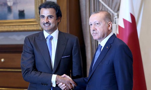 Lộ diện “đại gia” rót 15 tỷ USD cứu Thổ Nhĩ Kỳ Quốc vương Qatar Tamim bin Hamad Al Thani (trái) đã quyết định rót 15 tỷ USD cứu Thổ Nhĩ Kỳ qua cơn khủng hoảng tài chính.
