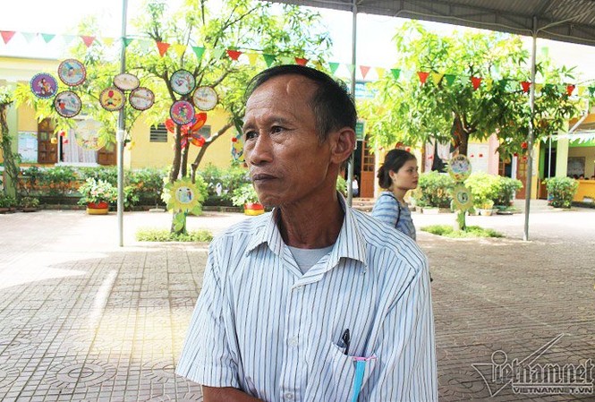 Hà Tĩnh: Nhiều trẻ bị từ chối nhận học trong ngày tựu trường Ông Nguyễn Văn Tư bức xúc vì cháu ông không được nhận vào học