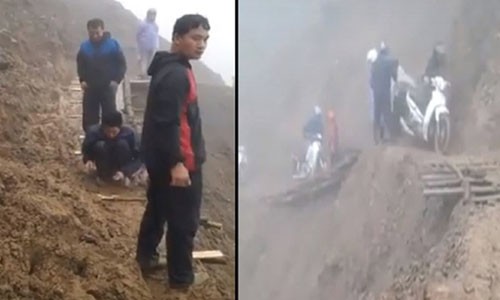Bất chấp nguy hiểm, thầy cô giáo sửa đường giữa vách núi dựng đứng Các thầy cô giáo tự tay đóng lại các tấm ván gỗ nối đoạn đường hư hỏng và giúp đỡ nhau đi qua con đường hiểm trở bên vách núi.