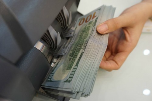 HSC: Ngân hàng Nhà nước bán ra hơn 3 tỷ USD để can thiệp tỷ giá Giao dịch USD tại quầy của một ngân hàng thương mại. Ảnh: Anh Tú