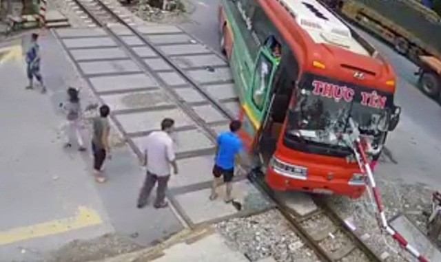 Lộ lí do tài xế điều khiển xe khách tông gãy rào chắn đường sắt Cần chắn đường sắt xuyên thủng kính xe khách, nhiều hành khách hốt hoảng
