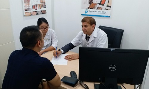 Kiểm soát bệnh vẩy nến thể mảng mạn tính hiệu quả Giáo sư Tiến sĩ Michael Tirant tư vấn miễn phí cho bệnh nhân vẩy nến