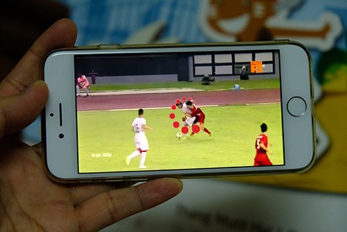 Cáp quang AAG gặp sự cố, người dùng Internet khó xem ASIAD Một người dùng xem Asiad trên di động.