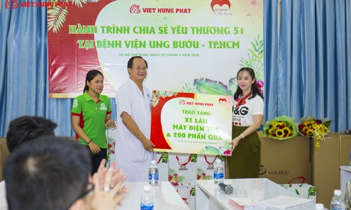 Những tấm lòng đến với bệnh nhân ung thư Những tấm lòng đến với bệnh nhân ung thư