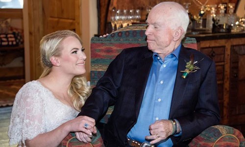 Con gái John McCain nói về tình yêu của người cha quá cố Meghan (trái) và thượng nghị sĩ John McCain khi còn sống. Ảnh: People.