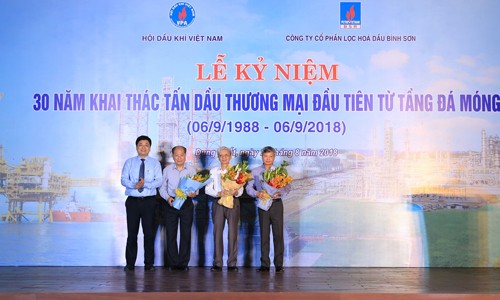 Kỳ tích tìm dầu “độc nhất vô nhị” trên thế giới Tổng giám đốc BSR Trần Ngọc Nguyên tặng hoa tri ân nguyên lãnh đạo Tập đoàn