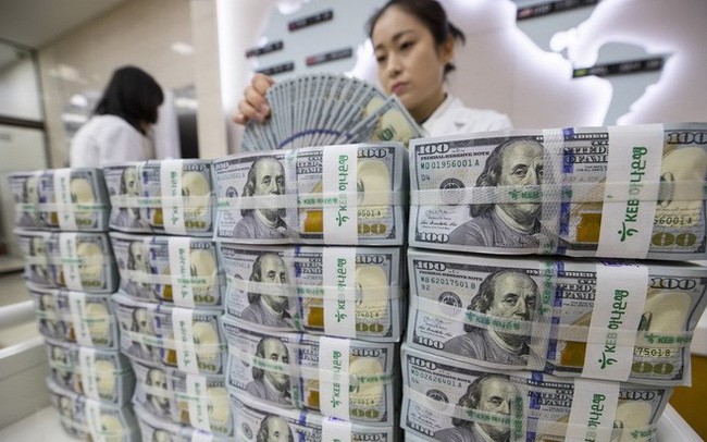 Tỷ giá trung tâm giảm, USD “chợ đen” lùi về 23.500 đồng Tỷ giá trung tâm giảm, USD “chợ đen” lùi về 23.500 đồng