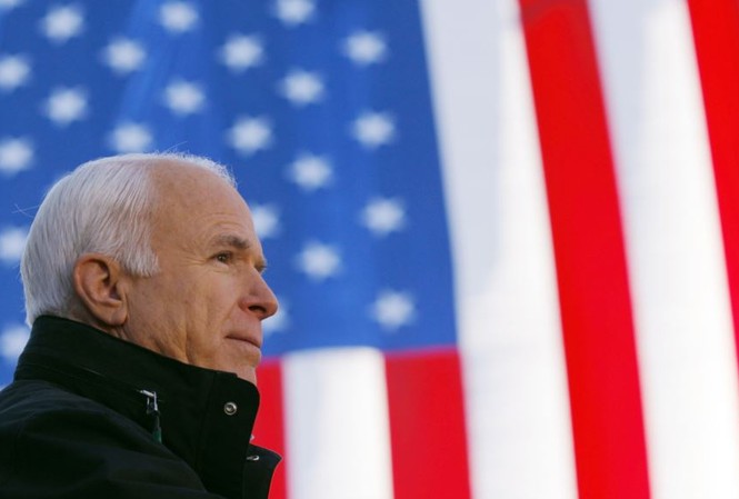 Tổng thống Trump ra lệnh treo cờ rủ để tang Thượng nghị sĩ McCain Ảnh: VOA