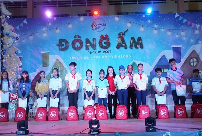 Những người trẻ lưu thanh xuân bằng những chuyến xe thiện nguyện Chương trình Đông Ấm 2017 – Tổ chức tại Xã Tích Thiện, Huyện Trà Ôn, Tỉnh Vĩnh Long