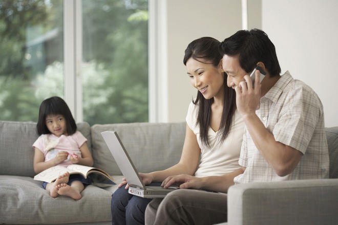 Tâm thư cô giáo gửi cha mẹ học sinh: Bạn có bỏ bê con cái? Nhiều bậc cha mẹ yêu máy tính và công việc mà bỏ bê hoặc không mấy quan tâm đến con cái (Ảnh minh họa)