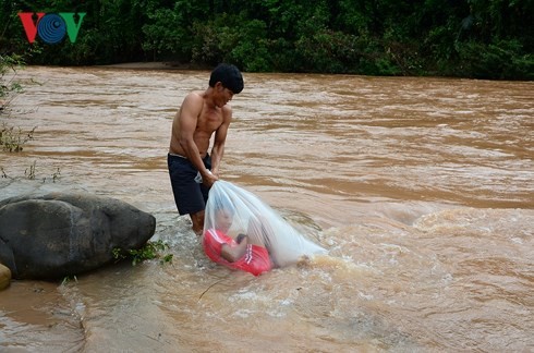 Học sinh chui túi nilon vượt suối: Xuất hiện ý kiến tố VOV sắp đặt Hình ảnh được phóng viên VOV trực tiếp chụp vào sáng ngày 4/9 tại bản Huổi Hạ