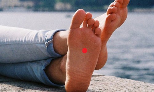Đắp tỏi vào lòng bàn chân để trị ho có tác dụng không? Vị trí huyệt Dũng tuyền (chấm đỏ) - ảnh: MIRROR