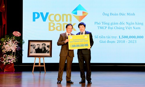 PVcomBank trao học bổng 1,5 tỷ đồng cho sinh viên ĐH Kinh tế Quốc dân Ông Đoàn Đức Minh – Phó Tổng Giám đốc PVcomBank trao số tiền tài trợ học bổng cho sinh viên ĐH Kinh tế Quốc dân.