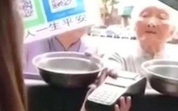 Cận cảnh 'ăn xin công nghệ cao' chê tiền mặt Một cụ bà ăn xin bằng smartphone