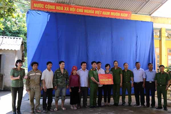 Học viện Cảnh sát Nhân dân trao quà cho học sinh vùng lũ Đại diện Học viện Cảnh sát Nhân dân tới thăm và trao số tiền ủng hộ tới người dân xã Tà Hộc