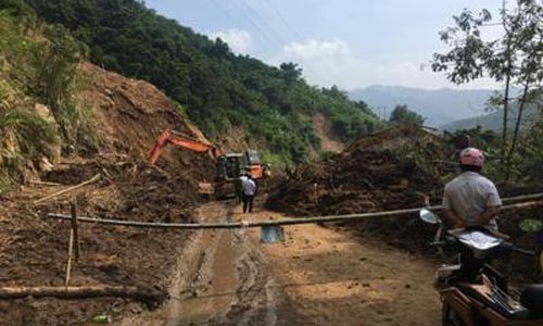 Agribank Thanh Hóa sẻ chia cùng đồng bào vùng lũ huyện Mường Lát Các đơn vị thi công đang gấp rút giải phóng khối lượng đất đá sạt trượt
