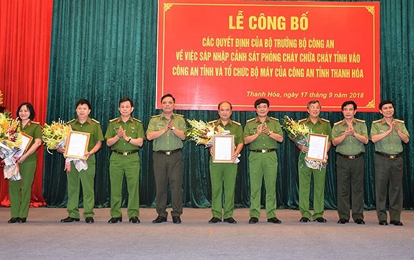 Trao quyết định bổ nhiệm 4 Phó Giám đốc Công an tỉnh Thanh Hóa Trao quyết định bổ nhiệm 4 Phó Giám đốc Công an tỉnh Thanh Hóa
