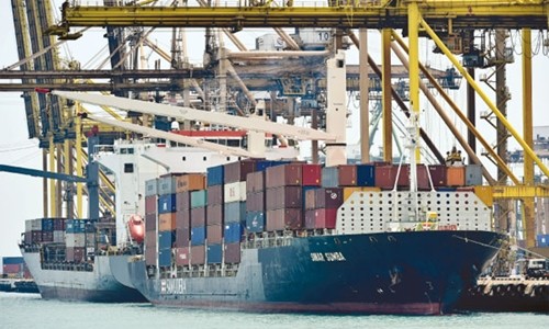 Ai hưởng lợi trong cuộc chiến thương mại Mỹ - Trung? Tàu container tại cảng Keppel tại Singapore. Ảnh: Reuters