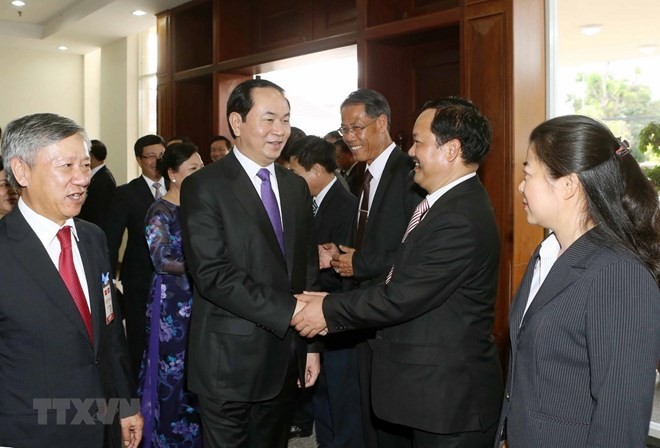 Phật tử tại Lào cầu siêu tưởng niệm Chủ tịch nước Trần Đại Quang Chủ tịch nước Trần Đại Quang đến thăm, nói chuyện với cán bộ, nhân viên Đại sứ quán Việt Nam và đại diện cộng đồng Việt kiều đang học tập, làm ăn, sinh sống tại Lào trong chuyến thăm cấp nhà nước tới CHDCND Lào tháng 6/2016. (Ảnh: Nhan Sáng/TTXVN)